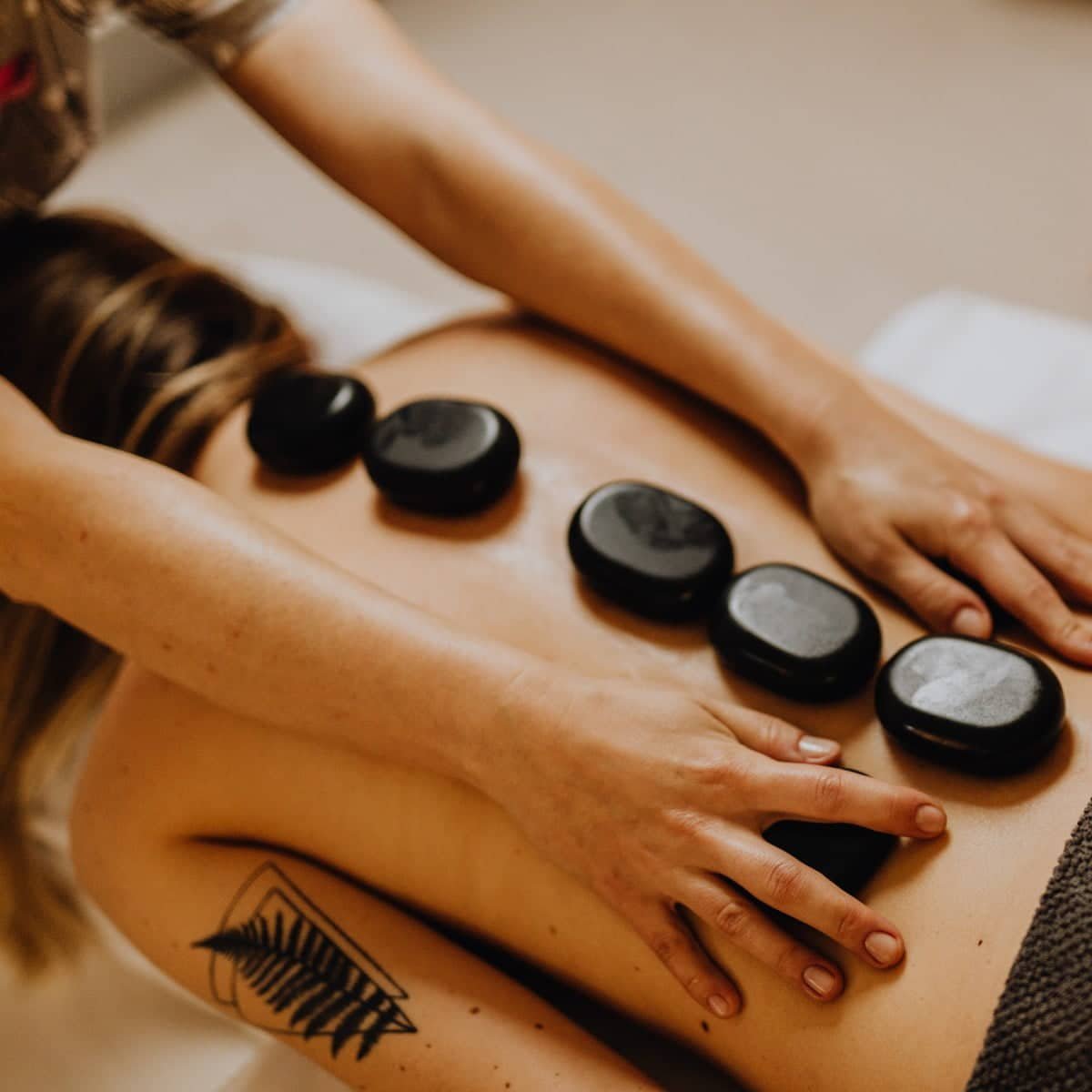 Massagem relaxante com pedras quentes em Guarulhos